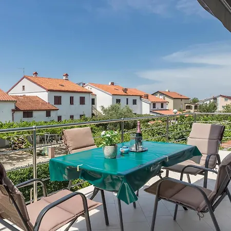 2 Bedroom Gorgeous Apartment In Fazana