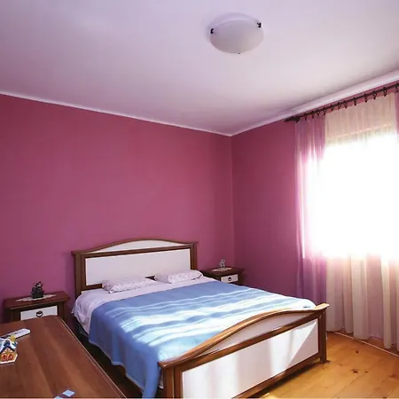 2 Bedroom Gorgeous Apartment In Fazana *