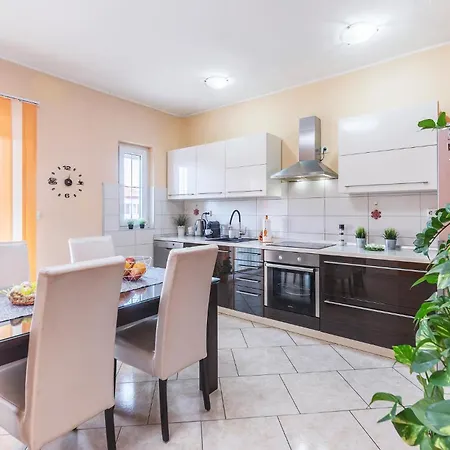 2 Bedroom Gorgeous Apartment In Fazana Apartment Stinjan