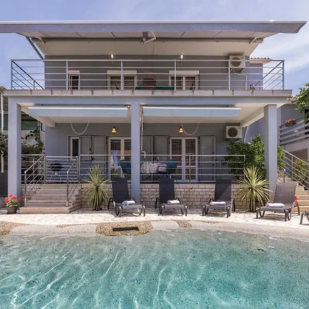 2 Bedroom Gorgeous In Fazana *