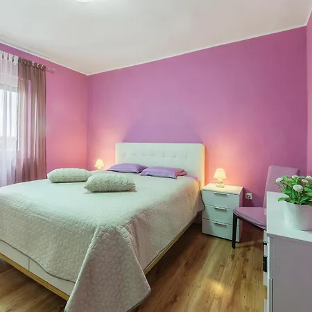 2 Bedroom Gorgeous In Fazana *